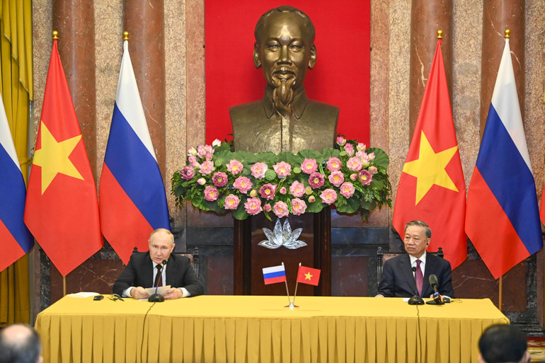 Tiếp sau đó, Chủ tịch nước Tô Lâm và Tổng thống Liên bang Nga Vladimir Putin đã tiếp hành họp báo chung với các cơ quan thông tấn, báo chí.