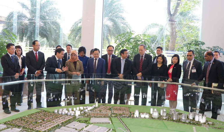 Tổng thống Singapore Halimah Yacob (thứ 3 từ trái) cùng đoàn công tác tham quan sa bàn Khu công nghiệp VSIP.