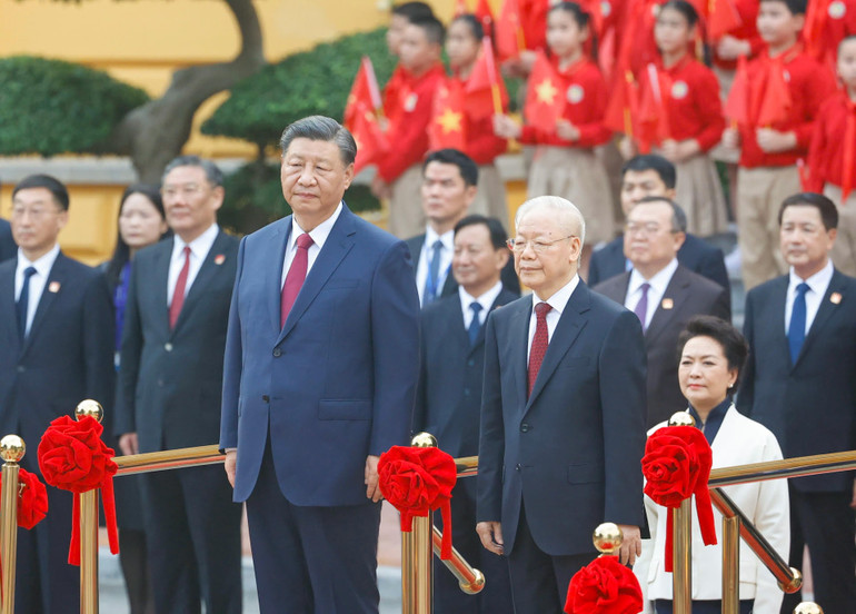 Tổng Bí thư Nguyễn Phú Trọng và Tổng Bí thư, Chủ tịch Trung Quốc Tập Cận Bình trên bục danh dự, nghe quân nhạc cử hành quốc thiều hai nước.