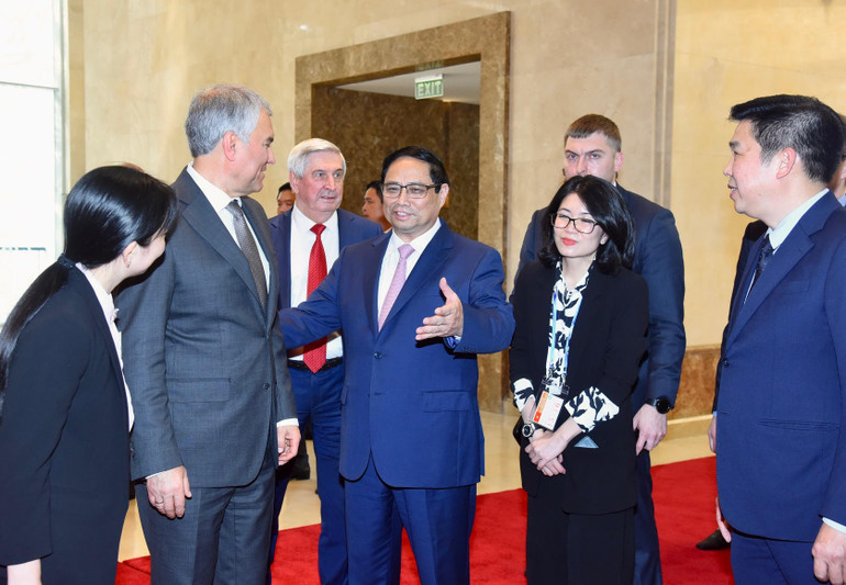 Thủ tướng Phạm Minh Chính trao đổi với Chủ tịch Duma Quốc gia Quốc hội Liên bang Nga V.V. Volodin.