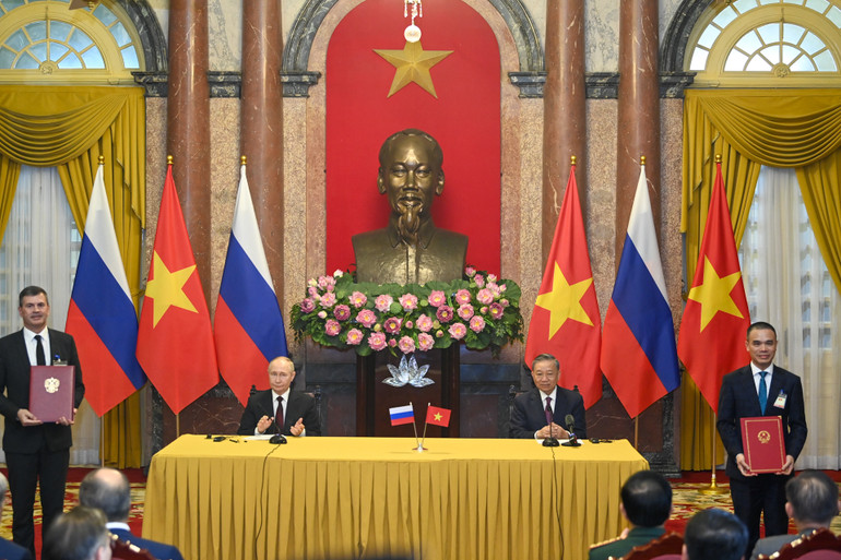 Chủ tịch nước Tô Lâm và Tổng thống Liên bang Nga Vladimir Putin chứng kiến lễ trao Thỏa thuận hợp tác giữa Đại học Hà Nội và RANEPA.