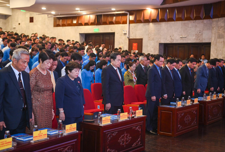 Chủ tịch Quốc hội Trần Thanh Mẫn và các đại biểu dành một phút mặc niệm Tổng Bí thư Nguyễn Phú Trọng.