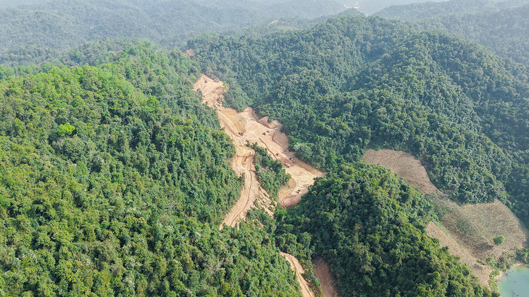 Vị trí thi công cầu Km79+250 bắc qua sông Bằng có địa hình hiểm trở, đường tiếp cận độc đạo, nhiều vực sâu, gấp khúc, hết sức khó khăn trong việc vận chuyển vật liệu, thiết bị.