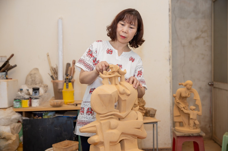 Nữ nghệ sĩ điêu khắc Lưu Thanh Lan.