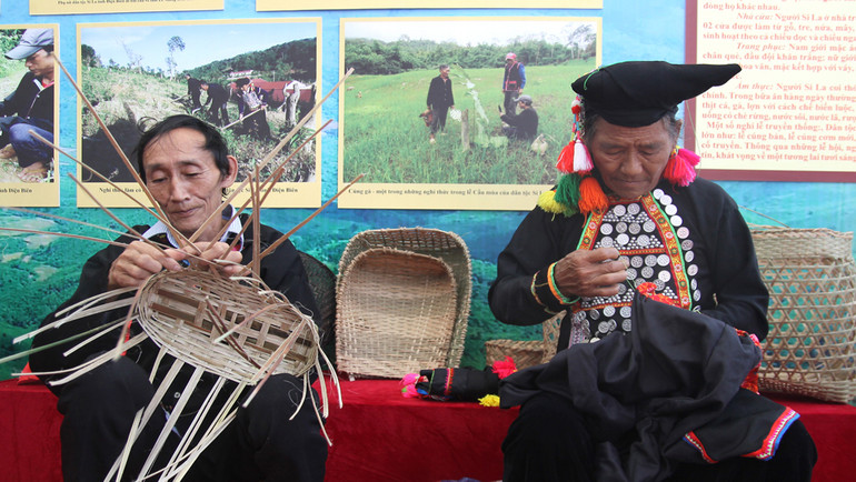 Đồng bào Si La ở Điện Biên thể hiện khả năng may vá và đan lát.