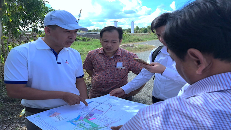 Đại diện ngành chức năng Cà Mau dẫn nhà đầu tư đi thực tế khảo sát địa hình, điều kiện về đất đai phục vụ kêu gọi đầu tư.