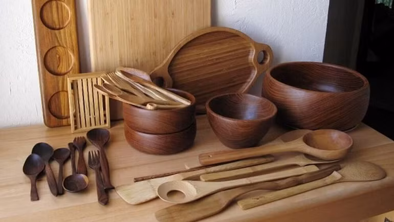 Sản xuất, xuất khẩu sản phẩm hàng tiêu dùng bằng gỗ đang là hướng đi cho doanh nghiệp trong lúc khó khăn.