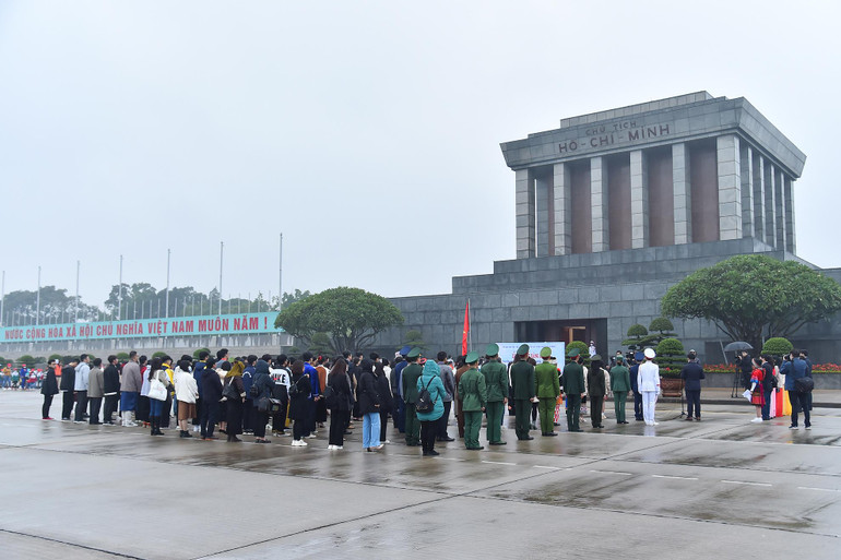 Quang cảnh buổi lễ Báo công tại Quảng trường Ba Đình lịch sử.