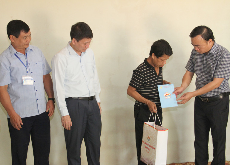 Lãnh đạo Thành ủy Sơn La tặng quà cho hộ nghèo là đồng bào dân tộc Thái tại xã Hua La.