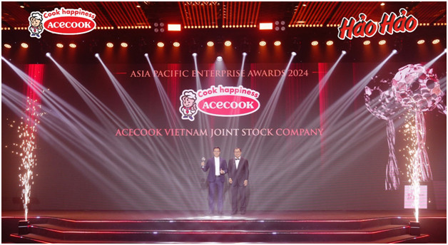 Ông Phan Ngọc Dũng (bên trái)- Phó Phòng Marketing, đại diện nhãn hàng Hảo Hảo nhận giải thưởng "Thương hiệu truyền cảm hứng - Inspirational Brand Award" Ông Phan Ngọc Dũng (bên trái)- Phó Phòng Marketing, đại diện nhãn hàng Hảo Hảo nhận giải thưởng "Thương hiệu truyền cảm hứng - Inspirational Brand Award"