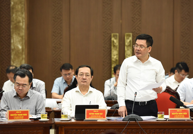 Bộ trưởng Công Thương Nguyễn Hồng Diên báo cáo về tình hình triển khai thực hiện Đề án phát triển cụm liên kết ngành công nghiệp-chế biến, tiêu thụ sản phẩm nông, lâm nghiệp, thủy sản trên địa bàn vùng Đồng bằng sông Hồng.