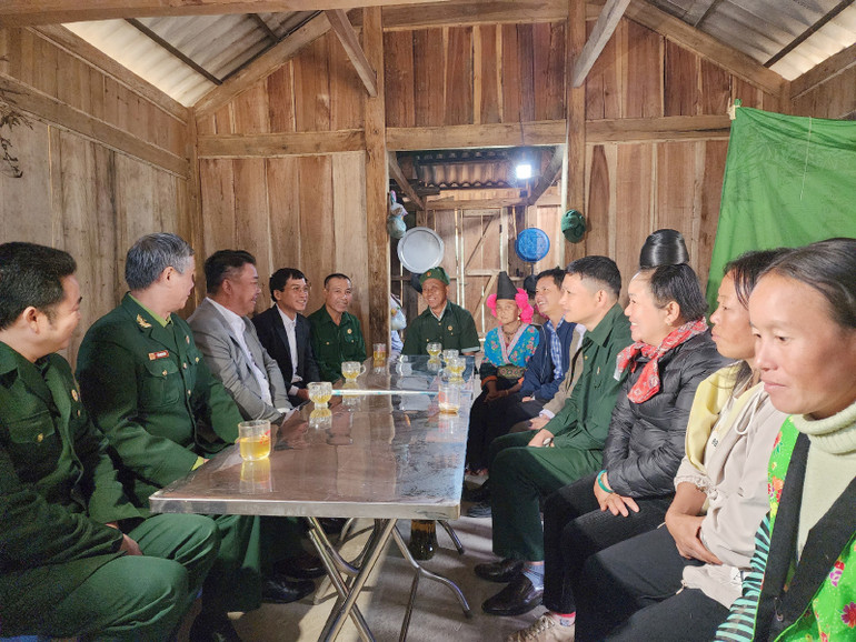 Niềm vui của gia đình ông Thào Giống Sếnh trong ngày bàn giao nhà.