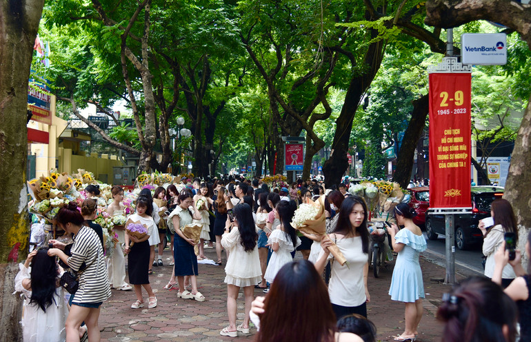 Dần về trưa, số lượng người đến chụp ảnh ngày càng đông. Dần về trưa, số lượng người đến chụp ảnh ngày càng đông.