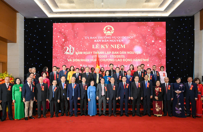 Chủ tịch Quốc hội Vương Đình Huệ, nguyên Chủ tịch Quốc hội Nguyễn Sinh Hùng cùng các đại biểu chụp ảnh lưu niệm với Ban Dân nguyện.