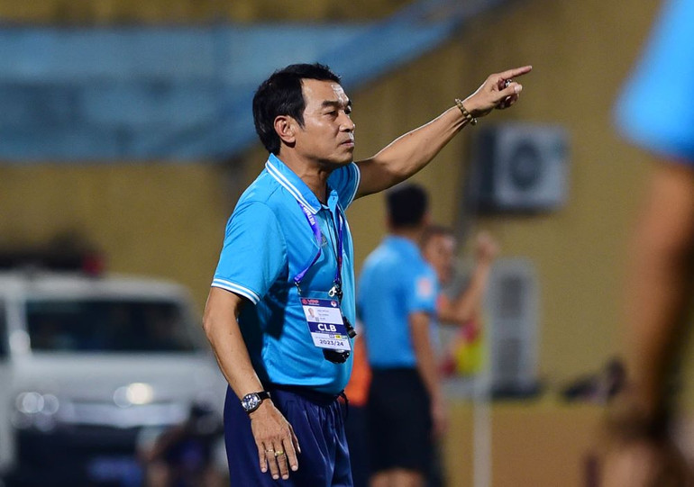 HLV Đinh Thế Nam của Hà nội FC phải ra sát đường biên chỉ đạo các cầu thủ con cưng của mình.