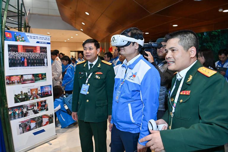 Các đại biểu trải nghiệm sản phẩm công nghệ thực tại ảo của Đoàn Thanh niên Bộ Quốc phòng.