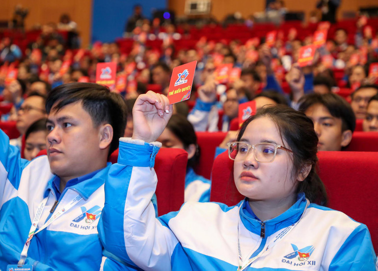 Các đại biểu biểu quyết thông qua nội dung chương trình đại hội.