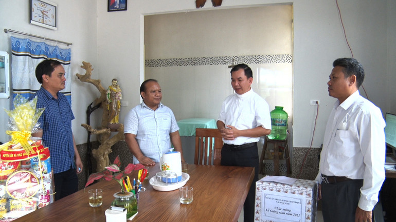 Đồng chí Ka Ba Tơ, Bí thư Huyện ủy Đắk Hà thăm, tặng quà cho người có uy tín tại Giáo xứ Đắk Mút, xã Đắk Mar.