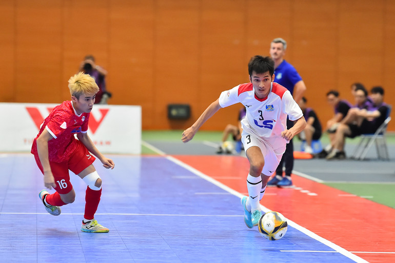 Các cầu thủ Thái Sơn Nam nhanh chóng triển khai lối chơi, tạo sức ép về phía các cầu thủ trẻ Hà Nội ngay sau tiếng còi khai cuộc. Các cầu thủ Thái Sơn Nam nhanh chóng triển khai lối chơi, tạo sức ép về phía các cầu thủ trẻ Hà Nội ngay sau tiếng còi khai cuộc.