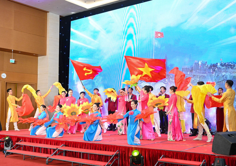 Chương trình nghệ thuật chào mừng 20 năm Ngày thành lập Ban Dân nguyện.