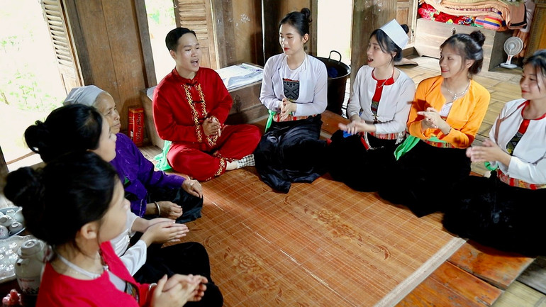 Các em học sinh trong CLB Giữ gìn bản sắc văn hóa dân tộc Mường tập hát dân ca Mường.