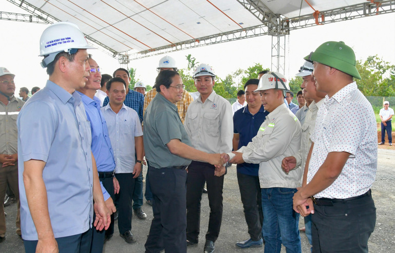 Thủ tướng Phạm Minh Chính thăm, động viên cán bộ, công nhân đang thi công trên công trường Dự án đường cao tốc Khánh Hòa-Buôn Ma Thuột.
