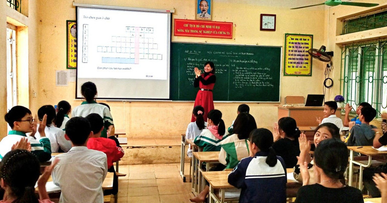 Cô Trần Thị Hằng, giáo viên giỏi nhiều năm liền của Trường trung học cơ sở Đức Bác. Cô Trần Thị Hằng, giáo viên giỏi nhiều năm liền của Trường trung học cơ sở Đức Bác.