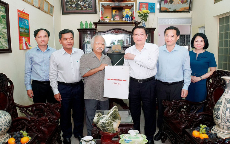 Ủy viên Bộ Chính trị, Bí thư Trung ương Đảng, Trưởng ban Nội chính Trung ương thăm, tặng quà cho các đồng chí lão thành cách mạng tại TP PleiKu. Ảnh: ĐỨC THỤY