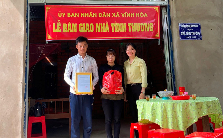 Đại diện gia đình bà Trần Thị Bảy nhận nhà tình thương do Tổng Công ty điện lực Thành phố Hồ Chí Minh tài trợ.