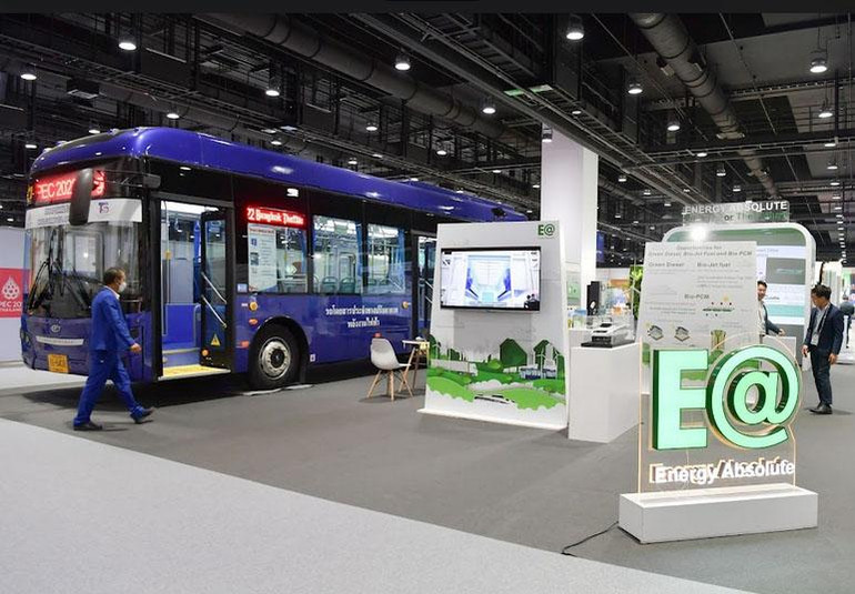 Xe buýt chạy điện trưng bày tại triển lãm.