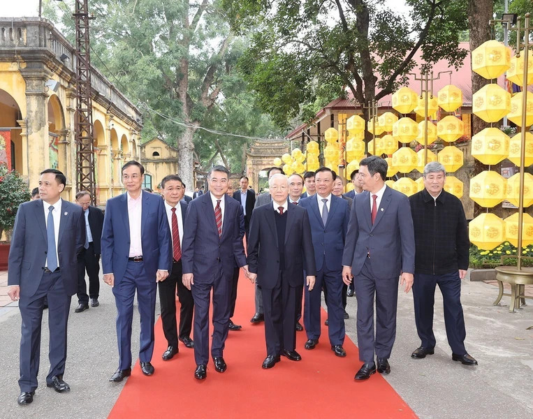 Tổng Bí thư Nguyễn Phú Trọng đến dâng hương tại Khu di tích Hoàng thành Thăng Long.