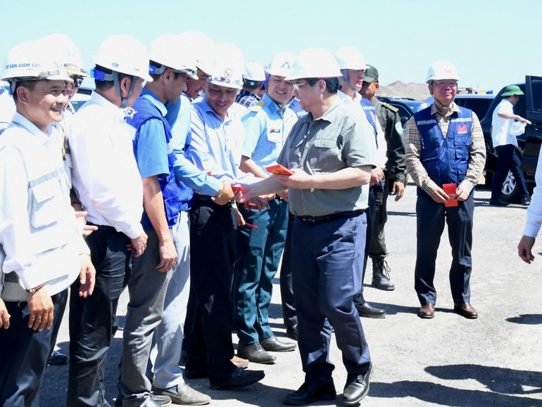 Thủ tướng Phạm Minh Chính tặng quà chúc Tết cán bộ, công nhân thi công trên công trường.