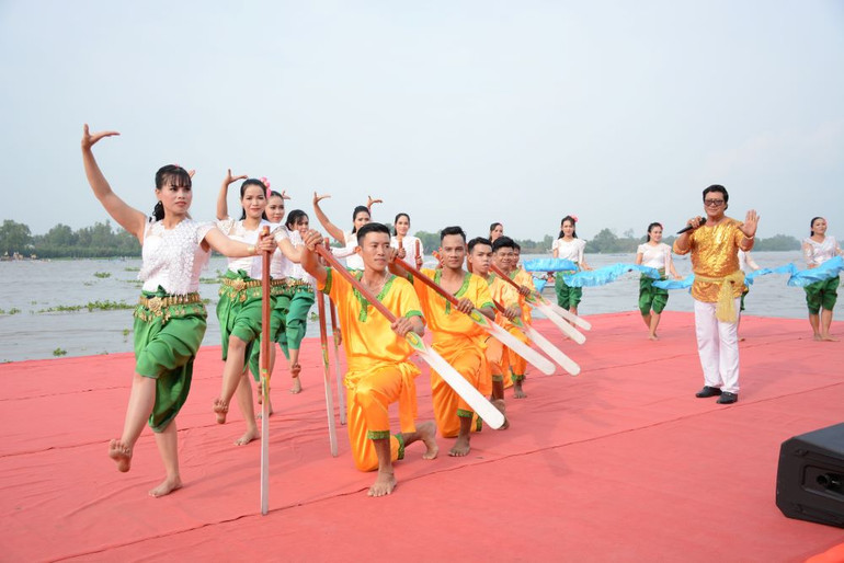 Trình diễn điệu múa truyền thống của đồng bào dân tộc Khmer. Trình diễn điệu múa truyền thống của đồng bào dân tộc Khmer.