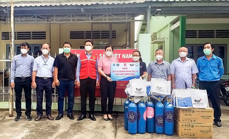 Đại diện Trung ương Đoàn Thanh niên Cộng sản Hồ Chí Minh, TCPVN và các đơn vị liên quan trao “Túi thuốc hỗ trợ F0”, vật tư y tế tặng người bệnh điều trị tại nhà tại các địa phương ở khu vực miền Tây. Đại diện Trung ương Đoàn Thanh niên Cộng sản Hồ Chí Minh, TCPVN và các đơn vị liên quan trao “Túi thuốc hỗ trợ F0”, vật tư y tế tặng người bệnh điều trị tại nhà tại các địa phương ở khu vực miền Tây.