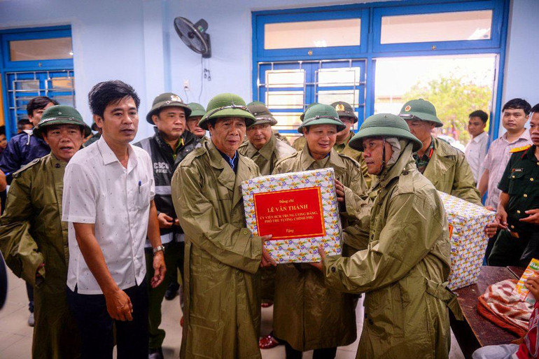 Phó Thủ tướng Lê Văn Thành thăm hỏi, tặng quà lực lượng phòng, chống bão phường Thuận An cùng bà con nhân dân di dời đến trú ẩn tại Trường Trung học cơ sở Thuận An.