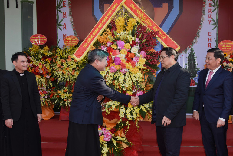 Thủ tướng Phạm Minh Chính tặng hoa chúc mừng Giáo xứ Bắc Giang. Thủ tướng Phạm Minh Chính tặng hoa chúc mừng Giáo xứ Bắc Giang.