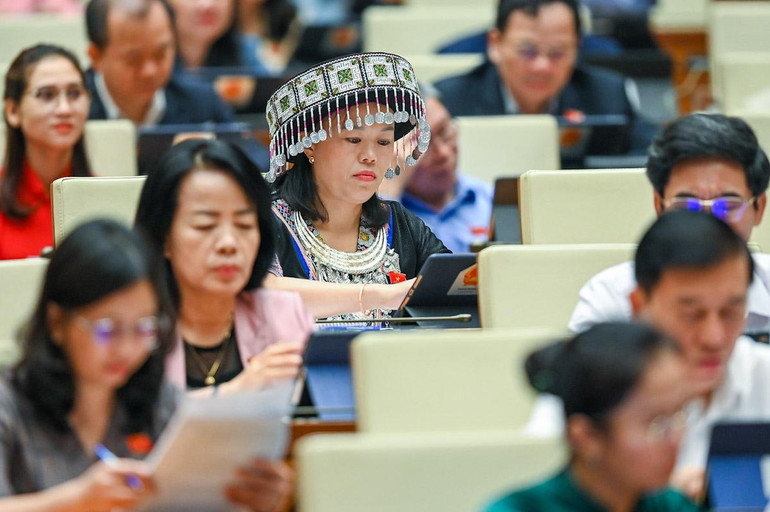 Đại biểu Quốc hội tỉnh Yên Bái Khang Thị Mào trong trang phục dân tộc truyền thống tham dự phiên họp tại Hội trường Diên Hồng. Đại biểu Quốc hội tỉnh Yên Bái Khang Thị Mào trong trang phục dân tộc truyền thống tham dự phiên họp tại Hội trường Diên Hồng.