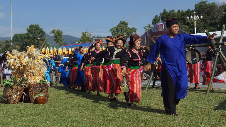 Trình diễn trích đoạn Tết Ngô của dân tộc Công.