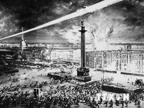 Đêm 7/11/1917 (25/10 theo lịch Nga cũ), quân khởi nghĩa tấn công vào Cung điện Mùa Đông ở Petrograd, mở đầu cuộc Cách mạng Tháng Mười Nga. (Ảnh: Tư liệu TTXVN)