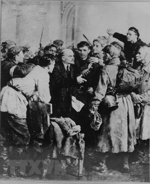 V.I.Lenin với các chiến sĩ cách mạng trong Cung điện Smolny chiều 6/11/1917, trực tiếp lãnh đạo cuộc khởi nghĩa. (Ảnh: Tư liệu TTXVN)