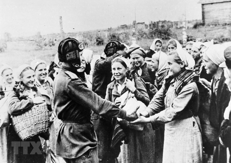 Ngọn cờ hòa bình được nêu cao từ Cách mạng Tháng Mười, được Liên Xô kế tục, là nhân tố có vai trò quyết định nhất tiêu diệt chủ nghĩa phát xít trong Chiến tranh thế giới thứ hai, cứu loài người thoát khỏi sự thống trị của chủ nghĩa phát xít. Trong ảnh: Nhân dân vùng Smolensk cảm ơn các chiến sĩ Hồng quân Liên Xô đã giải phóng họ khỏi áp bức của phát xít Đức. (Ảnh: Tư liệu TTXVN)