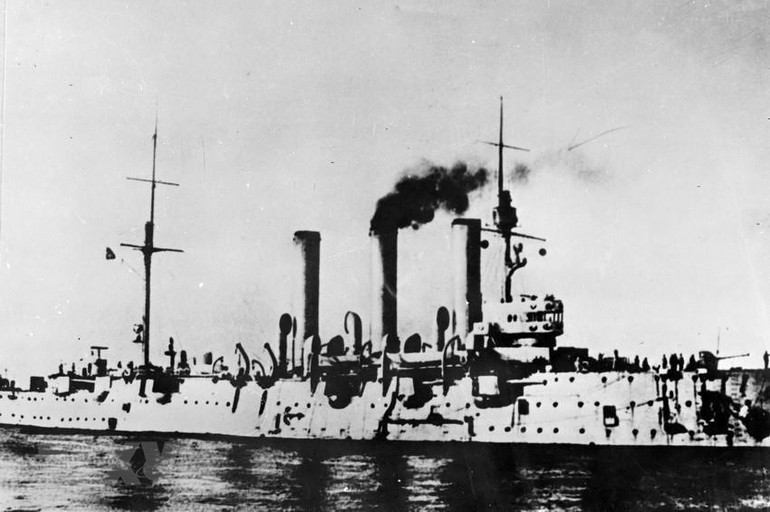 Tối 6/11/1917, Chiến hạm Rạng Đông nổ loạt súng lệnh báo hiệu tấn công Cung điện Mùa Đông. (Ảnh: Tư liệu TTXVN)