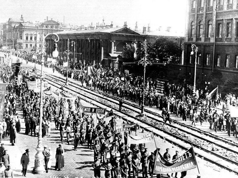 Ngày 1/7/1917 (18/6 theo lịch Nga cũ), tại Petrograd, Đảng Menshevik âm mưu tổ chức một cuộc biểu tình quần chúng để biểu dương lực lượng nhưng Đảng Bolshevik đã tham gia cuộc biểu tình này và biến nó thành cuộc biểu tình ủng hộ đường lối Đảng Bolshevick với các khẩu hiệu Đả đảo chiến tranh, Tất cả chính quyền về tay các Soviet. (Ảnh: Tư liệu TTXVN)