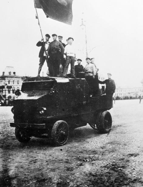 Công nhân trên một chiếc xe bọc thép ở Quảng trường Đỏ, Moskva trong những ngày Cách mạng Tháng Mười năm 1917. (Ảnh: Tư liệu TTXVN)