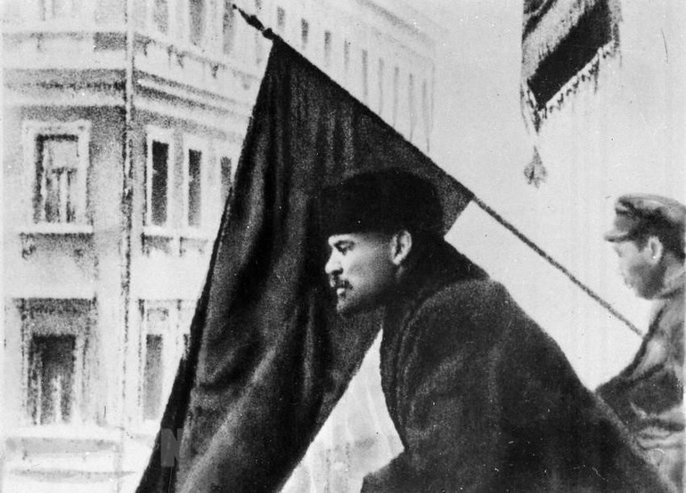 Từ trên trụ sở Soviet (Moskva), V.I.Lenin nói chuyện với Hồng quân trước giờ lên đường chiến đấu (16/10/1919). (Ảnh: Tư liệu TTXVN)
