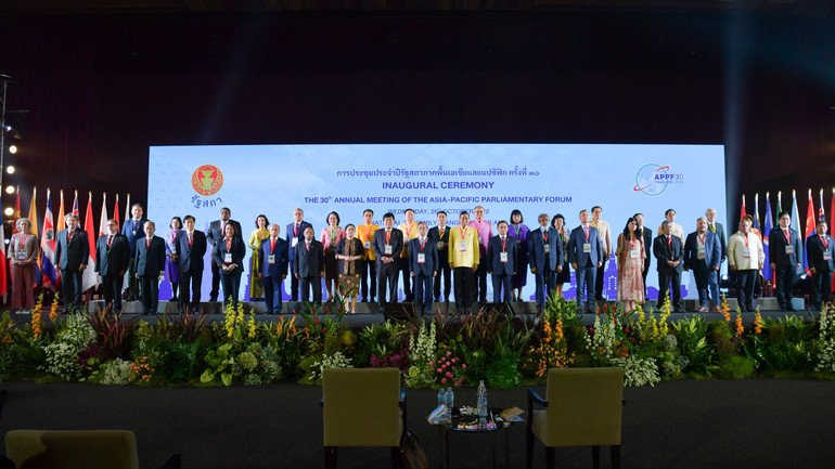 Các đại biểu chụp ảnh lưu niệm chung.