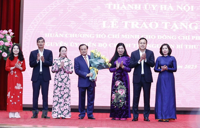 Lãnh đạo và Ban Thường trực Ủy ban Mặt trận Tổ Quốc Việt Nam Thành phố Hà Nội tặng hoa, chúc mừng ông Phạm Quang Nghị. Lãnh đạo và Ban Thường trực Ủy ban Mặt trận Tổ Quốc Việt Nam Thành phố Hà Nội tặng hoa, chúc mừng ông Phạm Quang Nghị.