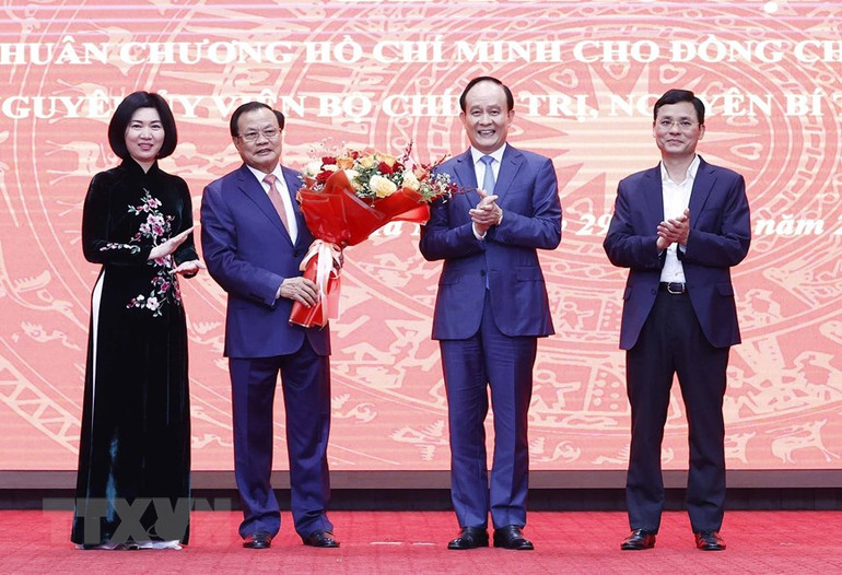 Lãnh đạo Hội đồng nhân dân thành phố Hà Nội tặng hoa, chúc mừng ông Phạm Quang Nghị. Lãnh đạo Hội đồng nhân dân thành phố Hà Nội tặng hoa, chúc mừng ông Phạm Quang Nghị.