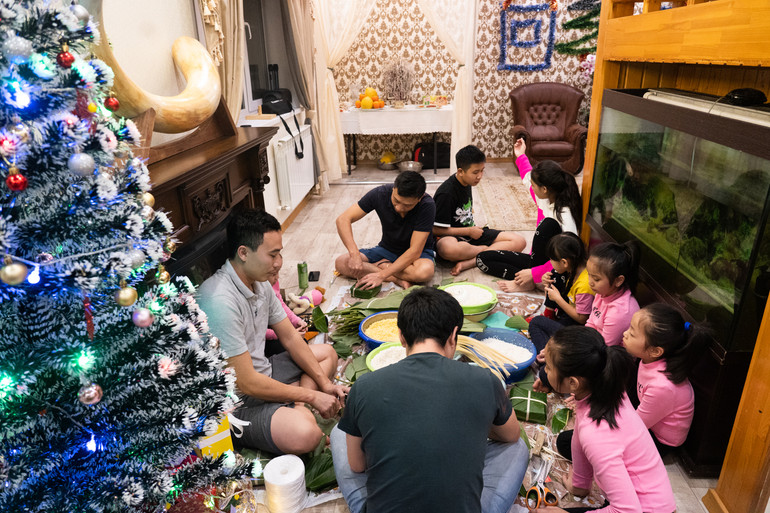 Gói bánh chưng đón Tết cũng là hoạt động thường thấy của các gia đình người Việt ở các thành phố tại Nga. Tại Voronezh, miền nam nước Nga, gia đình chị Hồ Thị Xuân năm nay cũng tổ chức gói bánh chưng đón Tết.