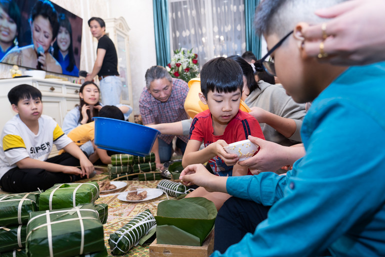 Nguyên liệu gói bánh được các gia đình chuẩn bị từ sớm. Lá dong đặt trước hai tuần từ Việt Nam chuyển sang. Gạo nếp và các nguyên liệu khác gia đình anh mua ở chợ.